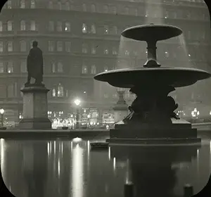 Reflections In Water UK Drucke: A corner of Trafalgar Square