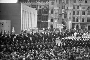 Queen Elizabeth Coronation Drucke: Coronation. Household Cavalry escort