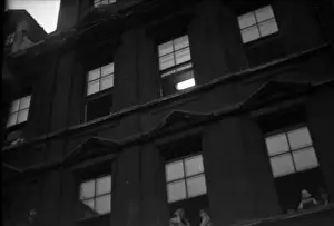 Coronation Day Celebrations Drucke: Coronation. Public look out of windows