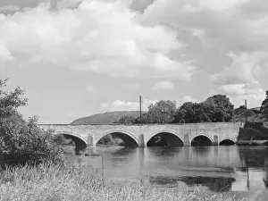 Drucke von Die Brücke über den River Dee in Corwen, Denbighshire, Nordwales. Datum: spät 18. Jahrhundert Fluss Drucke: Brücke von Corwen