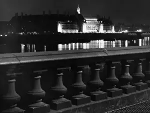 Historic Buildings In London UK Drucke: County Hall at Night