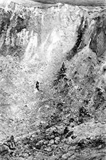 Somme Offensive Drucke: The crater of an exploded mine