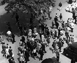 Vintage Costume Design Inspiration Drucke: Crowd Scene 1950S