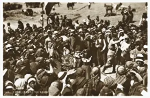 Drucke von Eine Menge syrischer arabischer Männer und Frauen im traditionellen Kleid bei einem Saisonfest Datum: ungefähr 1930er Jahre Historische Feste Und Traditionen Drucke: Krone von syrischen Arabern