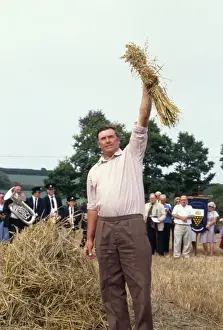 Drucke von Ein Mann im Dorf Gulval in der Nähe von Penzance, Cornwall, im September 1984, folgend der Erntetradition des Crying the Neck, einer Sitte, die in Devon und Cornwall praktiziert wird Gulval Drucke: Weinendes Hals bei Gulval, Cornwall
