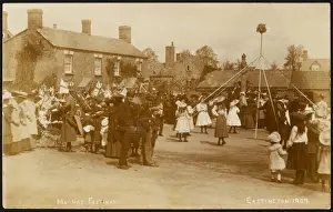 Drucke von Mai-Tag-Fest mit tragbarer Maypfeifer in Ostington im Gloucestershire Eastington Drucke: Zoll / Mai-Tag / Maysäule