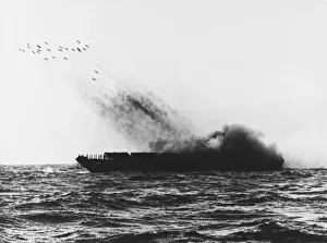 Drucke von Ein umgewandelter Landungsboot feuert Raketen, um die Landung allierter Truppen zu unterstützen. Der D-Day begann am 6 Invasion Der Normandie Drucke: D-Day - Marineartillerieunterstützung