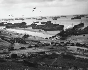 Drucke von Ein beeindruckendes Panoramafoto einer französischen Invasionstrasse mit dem Kanalwasser, das dick mit US-amerikanischer Militärschifffahrt ist Erster Weltkrieg Drucke: D-Day - Vorräte stranden.