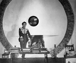 Drucke von Ein gestopfter Ziege ist eine dekorative Funktion im Schlafzimmer des surrealistischen Künstlers Salvador Dali (1904-1989) Salvador Dali Drucke: Dalis Dekor