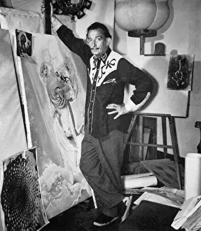 Drucke von Salvador Dali (1904-1989) ist hier mit einem erweiterten Foto eines Meeresurkels fotografiert, der einen surrealistischen Muster zu sein scheint - im linken Vordergrund Kunstwerke Des Surrealismus Drucke: Dalis-Studio