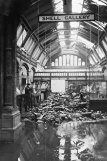 Natural History Museum Archive Drucke: Damage in Shell Gallery, 1940