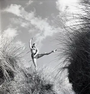 Elegant Dancer Pose Drucke: Dancer on a hilltop