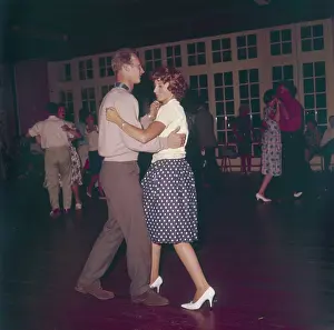 Young People Dancing Drucke: Dancing Couples