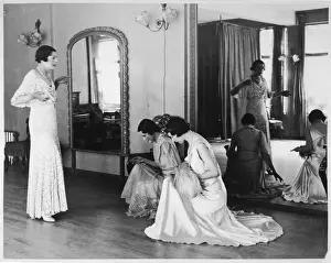 Buckingham Palace Events Drucke: Debutante Learns to Bow