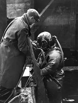 Scuba Diving Equipment Drucke: Deep sea diver at work