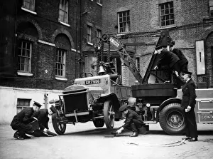 London Fire Brigade Equipment Drucke: Dennis breakdown lorry, demonstrating wrong method