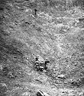 Historical War Images Drucke: The devestating power of a big land-mine