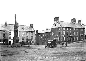 Drucke von Der Diamant, Ballycastle - eine Straßenszene mit Ladenfassaden, Hotel und Denkmal links. Es gibt ein Motorwagen und Pferdegespann sowie Kinder. (Ort: Nordirland: County Antrim: Ballycastle) Ballycastle Drucke: Der Diamant, Ballycastle