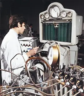 Drucke von Ein Techniker überprüft einen Verteilungsfüllpumpen für ein Distributorantrieb auf einer Hartridge-Maschine im CAV Engineering Centre in Acton, London Acton Drucke: Das Testen der Benzindüseinbaupumpe