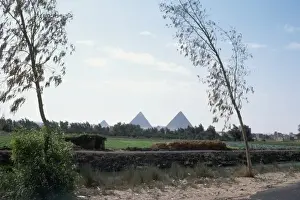 Barren Sahara Desert Scene Drucke: Distant View of Pyramids