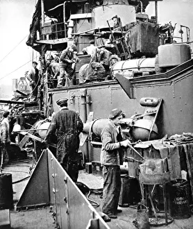 Second World War Images Drucke: Dockyard Workers on board HMS Coventry, Second World War