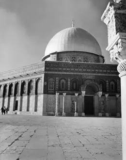 Drucke von Der Domes des Felsens, Jerusalem ein islamischer Tempel begann im Jahr 684 Die mit Fenstern versehene goldvergoldsame Holzdachkugel wurde im elften Jahrhundert wieder aufgebaut Datum: 684 Byzantinische Architektur Drucke: Der Satteldach des Felsens