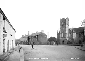 Drucke von Donaghmore, Co. Tyrone - eine Aussicht auf die Stadt mit Menschen links und Kirche rechts. Ort : Nordirland / Grafschaft Tyrone / Donaghmore Datum : um frühes Jahrhundert (ca.) Grafschaft Tyrone Drucke: Donaghmore, County Tyrone