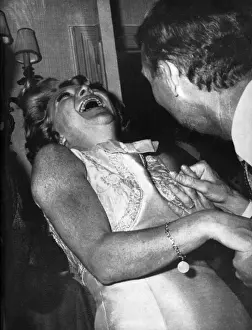 Dora Bryan bei einer Party.