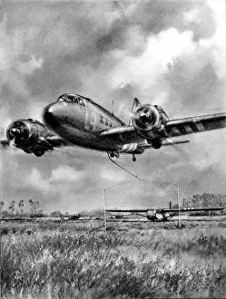 Drucke von Illustration zeigt einen Douglas Dakota, C-47 Skytrain, die mit einer Schlepperkette herunterfliegt und eine Waco-Glider abholt; Normandie/Frankreich 1944 Flugzeuge Und Luftfahrt Drucke: Dakota Douglas ein Flugzeug mit einem Fallschirm abhebt in der Nähe von Normandie im Zweiten Weltkrieg