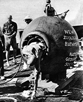 Der Dr. Beebe aus seinem Tauchbehälter klettert heraus, August 1934