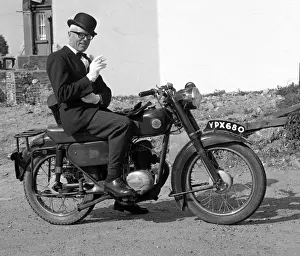 Rennräder Drucke: Mann in guter Kleidung auf einem Motorrad