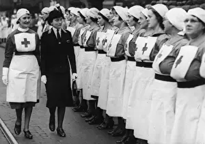 Duchess Of Gloucester Drucke: The Duchess of Gloucester inspecting nurses