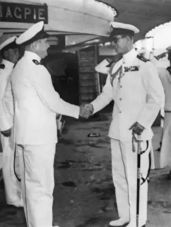 Drucke von Herr Prinz Philipp, Herzog von Edinburg, wird vomLt.-Kommandant A. Harber (sp?) begrüßt als er die Führung der HMS Magpie im Hafen von Valletta antritt. Datum: 1950 Malta Drucke: Der Herzog von Edimburg übernimmt die HMS Magpie in Malta