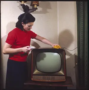 Vintage Domestic Scene Drucke: Dusting a Television
