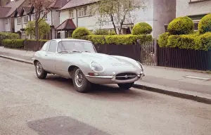 Drucke von Ein E-Type Jaguars Auto steht auf einer Wohnstraße in Südlondon im Jahr der 1960er Jahre Jaguar Drucke: Typ E Jagdzeug