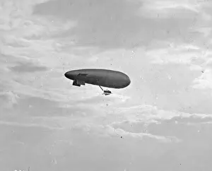 Early 20th Century Flight Drucke: Early British dirigible in flight