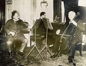 Drucke von Albert Einstein deutscher Physiker, Geiger auf dem Dampfer Deutschland von Europa in die USA spielte Musik Drucke: Albert Einstein spielt Geige
