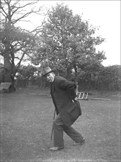 Alter Mann auf dem Rasen in Devon