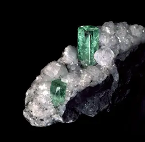 Green Gemstones Drucke: Emerald on calcite