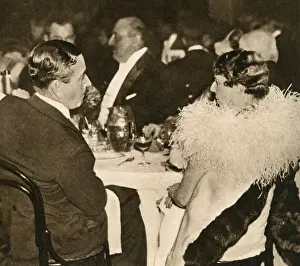 Drucke von Emerald, Countess von Milford Haven (1872-1948), trägt eine riesige Federschale und ist neben dem Marquess of Milford Haven bei der Eisfahrt des Ice Carnival zu sehen Maud Drucke: Emeralde, Gräfin von Cunard