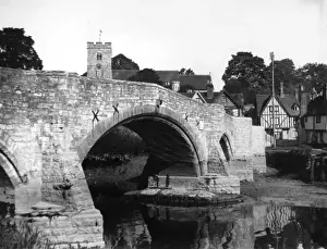 Drucke von Aylesford, Kent, England. Der 14. Jahrhundert Steinbrücke über den River Medway hat eine zentrale Bogen und sechs kleinere Bögen. Datum: 1939 Brücke Drucke: England / Aylesford
