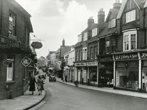 Drucke von Winchesterstraße in Basingstoke im Land Hampshire in England mit seiner lebhaften Parade aus Einzelhandelsgeschäften. Datum: frühes Jahrzehnt nach dem Zweiten Weltkrieg Winchester Drucke: England / Basingstoke