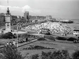 Drucke von Die hektische Strandpromenade und die Uhr im Zentrum von Margate in Kent, England Verwandte Bilder Drucke: England / Margate