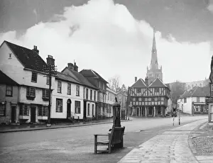 Drucke von Die High Street in Thaxted im Essex mit der feinen Spitze seines Kathedralen von der Kirche des Bistums Essex hoch über dem alten Holzbau des Moot Halls Verwandte Bilder Drucke: England / Thaxted