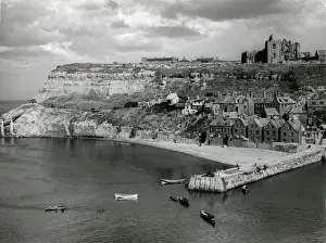 Drucke von Ein feiner Überblick über Whitby im Yorkshires zeigt den Hafen und das Kloster St. Hildegard auf dem Ostfelsen York Drucke: England/Whitby