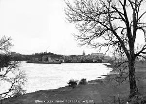 Drucke von Einblick in die Stadt von der Küste unterhalb des Castells von Portora, Blick auf den Hafen und das Dorf Enniskillen im Norden Irlands (County Fermanagh), um ca. Anfang des Jahrhunderts Fermanagh Drucke: Bannagh an Phort Rua