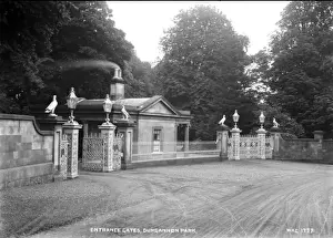 Drucke von Eingangsporte, Dungannon-Park - Blick auf das Torhaus und die kunstvoll gestalteten Pforten des Nordlandsparks. Ort: Nordirland (County Tyrone); Standort: Dungannon; Datum: um 1900er Jahre Grafschaft Tyrone Drucke: Eingangstore, Dungannon-Park