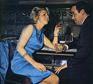 London 1960s Fashion Drucke: Escort sharing a drink with a client