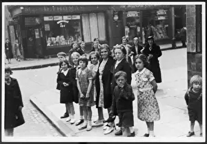 Children In Wartime Drucke: Evacuees on Corner