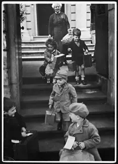 World War 2 Evacuation Drucke: Evacuees and Matron